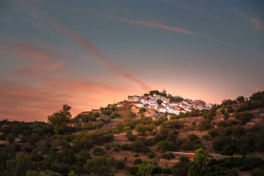 Günbatımında Portekiz 'de güzel antik bir köy