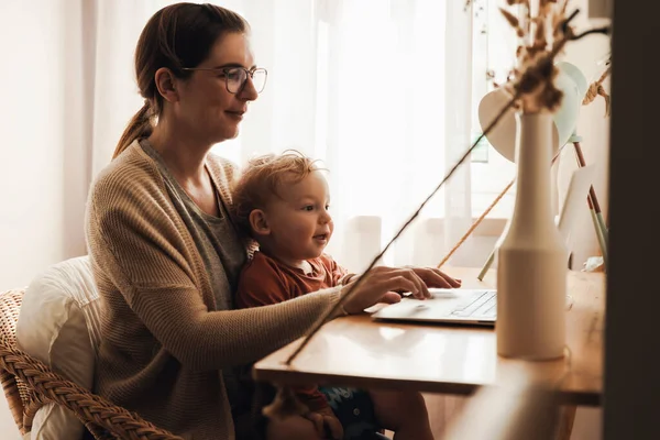 Busy Woman Working Home Baby — ストック写真