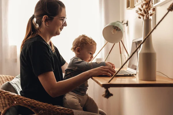 Зайнята Жінка Працює Вдома Дитиною — стокове фото