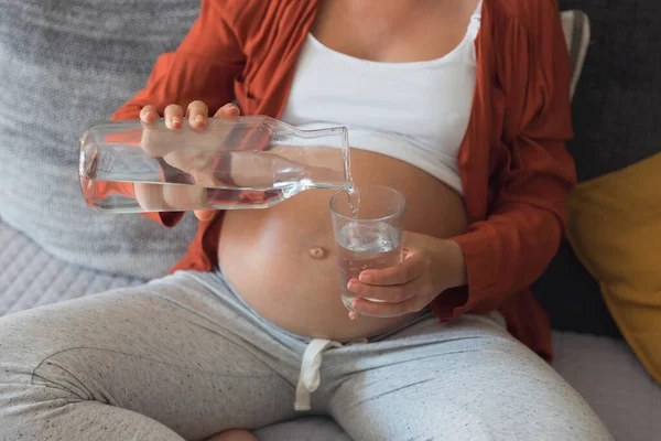 Mujer Embarazada Sosteniendo Vaso Agua Relajándose Cama Casa —  Fotos de Stock