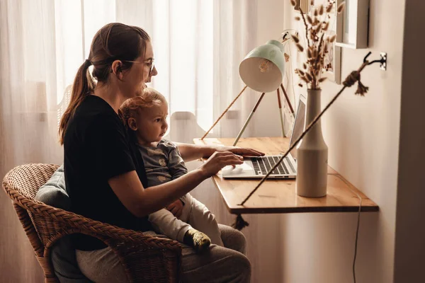 Femme Occupée Travaillant Maison Avec Bébé Dans — Photo