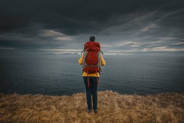 Dalgaları bekleyen sörfçü kız