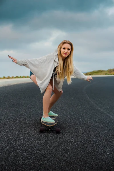 Jeune Femme Chevauchant Skateboard — Photo