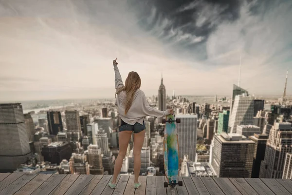 Ragazza Skater Sulla Cima Edificio New York — Foto Stock