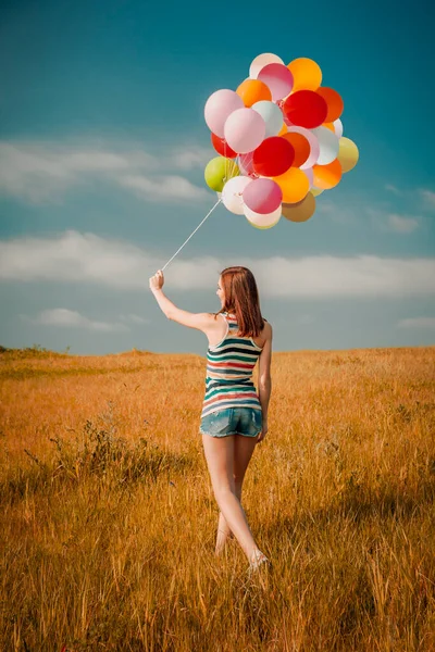 Jonge Vrouw Het Veld Met Kleurrijke Ballonnen — Stockfoto