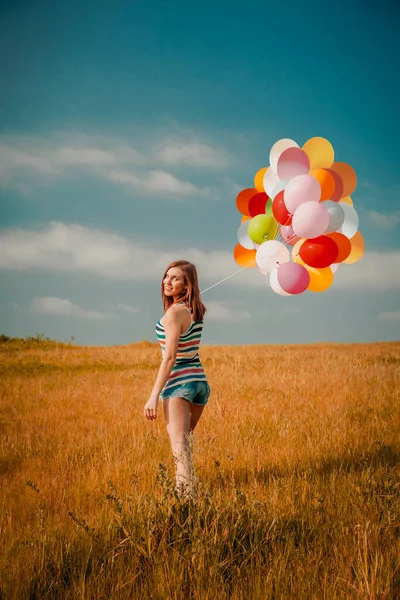 Junge Frau Auf Dem Feld Mit Bunten Luftballons — Stockfoto