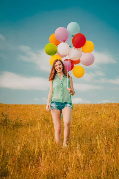 Jonge Vrouw Het Veld Met Kleurrijke Ballonnen — Stockfoto