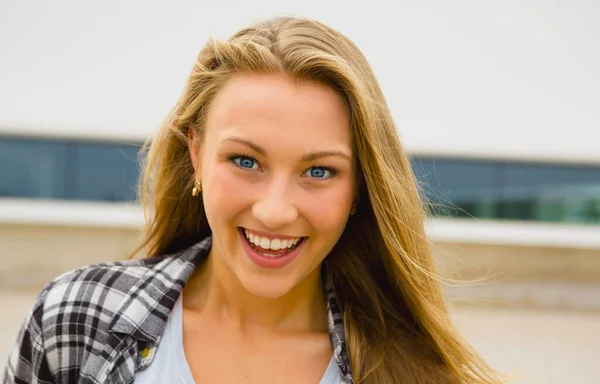 Una Chica Hermosa Joven Sonriendo —  Fotos de Stock