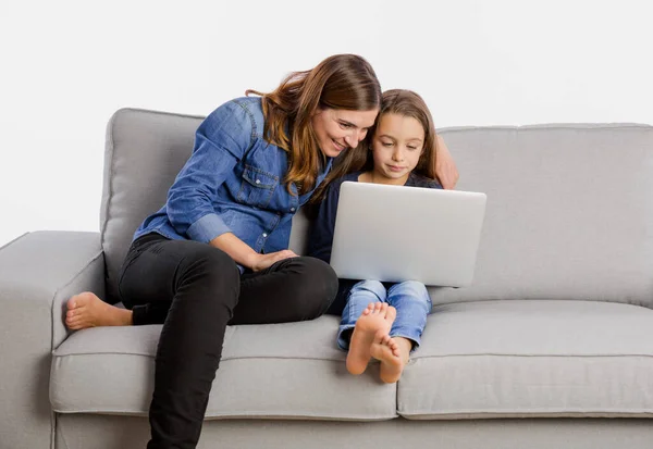 Mutter Lehrt Ihre Kleine Tochter Mit Laptop Arbeiten — Stockfoto