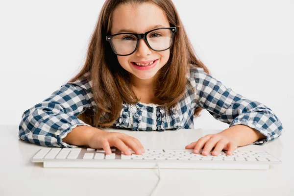 Meisje Zittend Een Bureau Werken Met Een Computer — Stockfoto