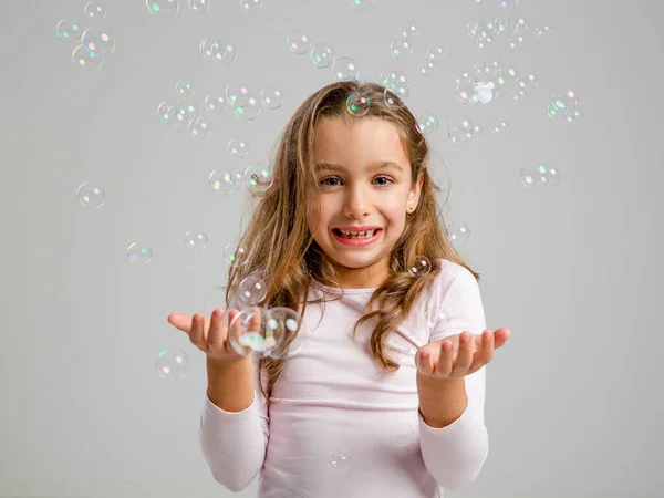 Schattig Klein Meisje Spelen Met Zeepbellen — Stockfoto