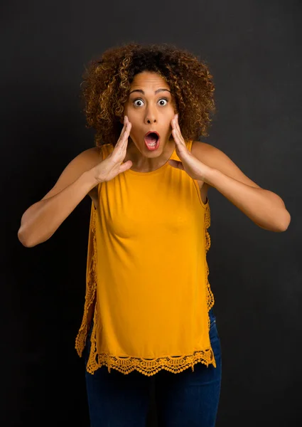 Schöne Afrikanisch Amerikanische Frau Mit Einem Erstaunten Gesichtsausdruck — Stockfoto