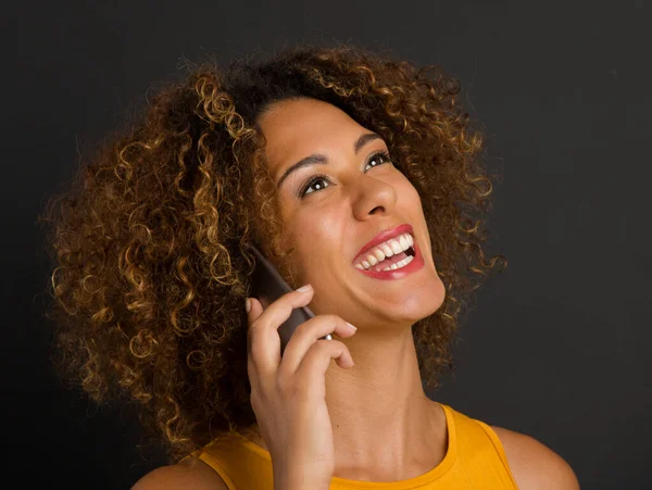 Mulher Afro Americana Bonita Fazendo Telefonema Rindo — Fotografia de Stock