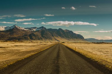 İzlanda 'nın inanılmaz manzaralarında güzel bir yol.