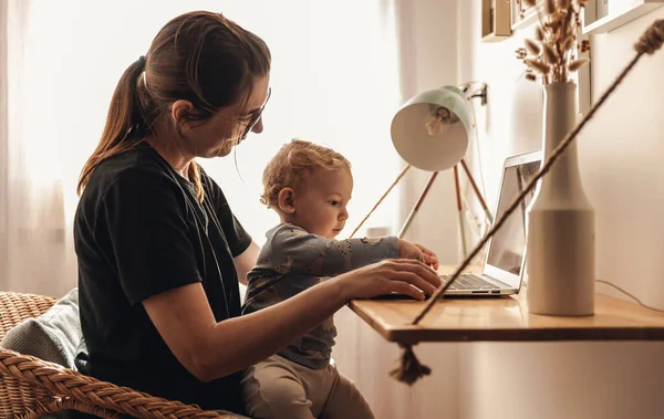 Busy Woman Working Home Baby — Foto de Stock