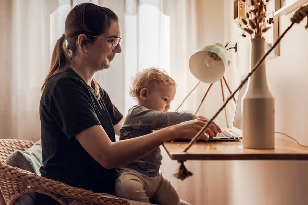 Mujer Ocupada Trabajando Casa Con Bebé — Foto de Stock