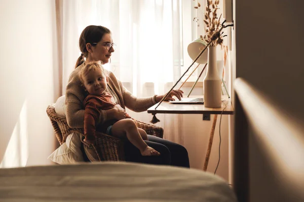 Busy Woman Working Home Baby — Φωτογραφία Αρχείου