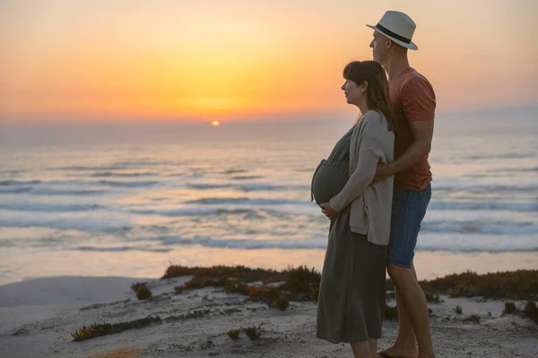 Pregnant Couple Wild Beach Expecting Baby — стоковое фото