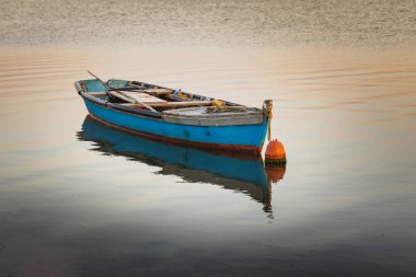 Gölde dinlenen eski güzel balıkçı tekneleri