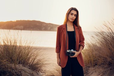 Dışarıda analog kamerasıyla güzel bir kadın var.