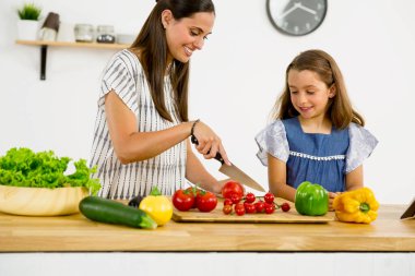 Anne ve kızı mutfakta eğleniyor atış