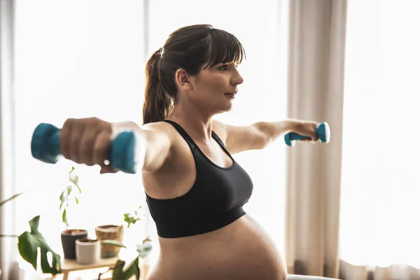 Gravid Kvinna Träna Med Hantlar Gör Styrketräning Fitball Hemma Hålla — Stockfoto