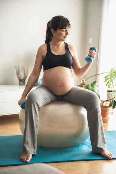 Mulher Grávida Trabalhando Com Halteres Fazendo Exercícios Força Fitball Casa — Fotografia de Stock