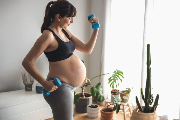 Mulher Grávida Trabalhando Com Halteres Casa Mantendo Boa Forma Enquanto — Fotografia de Stock