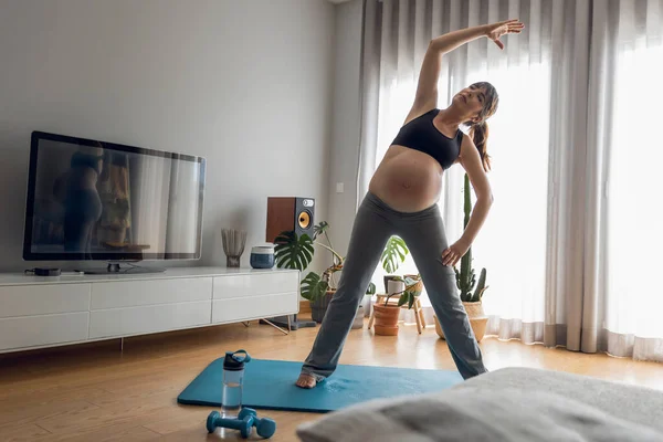 Těhotná Žena Doma Cvičí Strečink Udržování Dobré Kondici Při Čekání — Stock fotografie