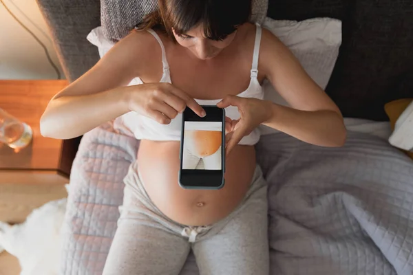 Vacker Gravid Kvinna Tar Ett Foto Hennes Mage Med Mobiltelefon — Stockfoto