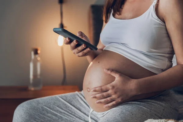 Mujer Joven Embarazada Dolorosa Casa Llamando Asistencia Médica Por Teléfono —  Fotos de Stock