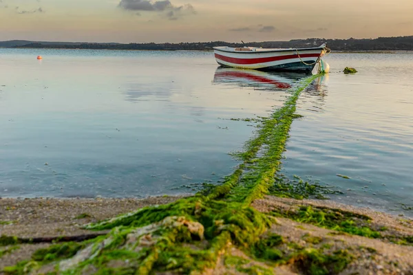 Gölde Dinlenen Eski Güzel Balıkçı Tekneleri — Stok fotoğraf