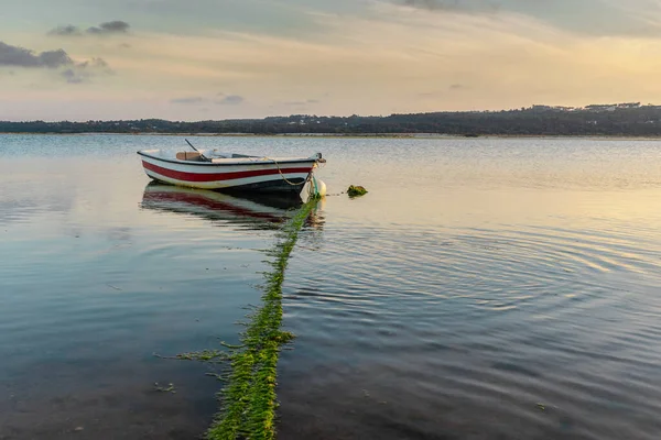 Gölde Dinlenen Eski Güzel Balıkçı Tekneleri — Stok fotoğraf