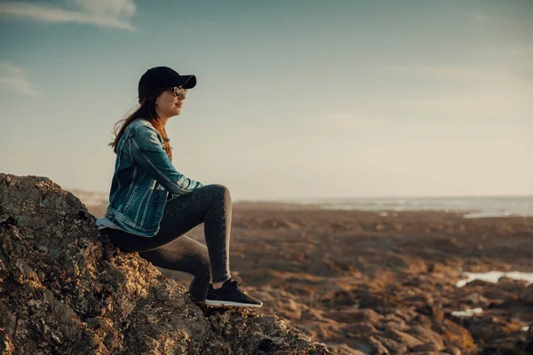 Красива Жінка Самоті Пляжі Сидячи Каменях — стокове фото