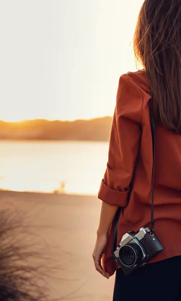 Beautiful Woman Outdoors Her Analog Camera — Stockfoto