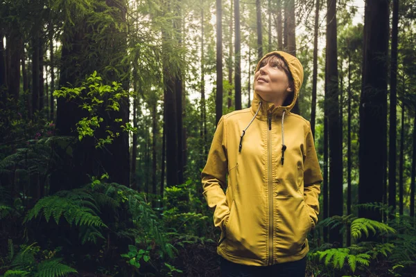 Mujer Sola Bosque Disfrutando Naturaleza —  Fotos de Stock