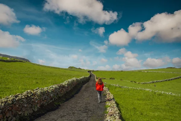 Женщина Стоящая Вершине Скалы Наслаждающаяся Видом Остров Азорских Островов — стоковое фото
