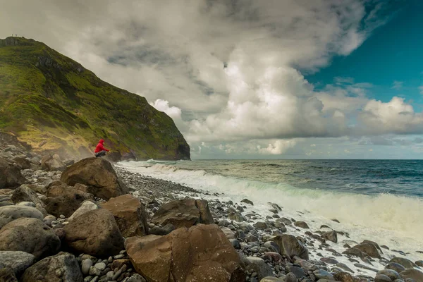 Vrouw Top Van Een Grote Rots Zoek Naar Oceaan — Stockfoto