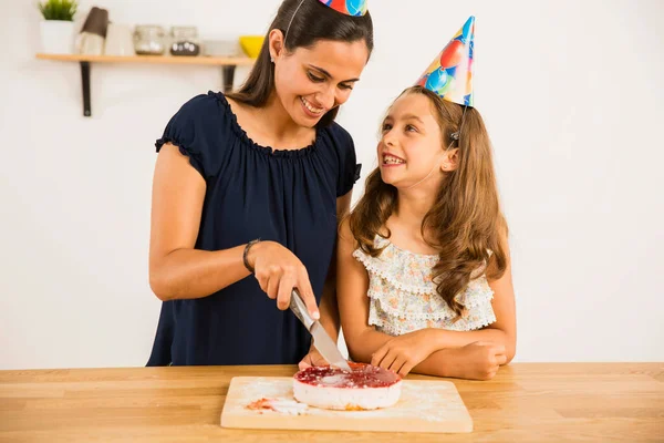 Tiro Uma Mãe Filha Cortando Corte Bolo Aniversário — Fotografia de Stock