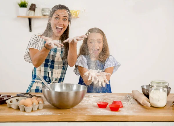 Mãe Filha Divertindo Cozinha Fazer Bolo — Fotografia de Stock