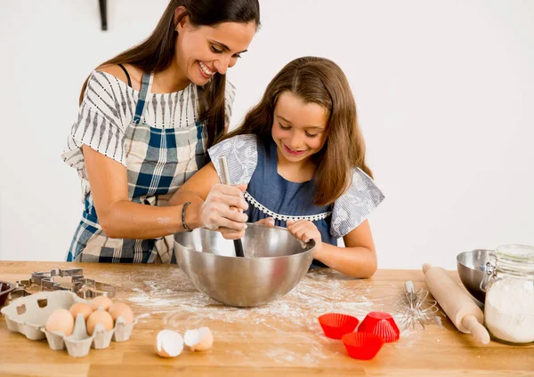 어머니와 부엌에서 재미와 케이크를 만들기 — 스톡 사진