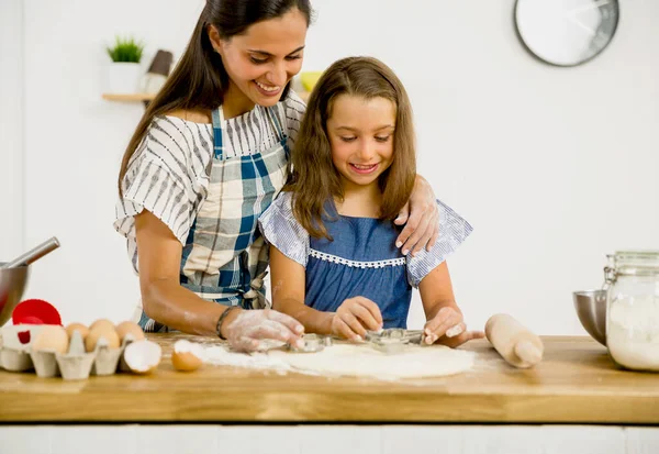 Tiro Uma Mãe Filha Divertindo Cozinha Aprendendo Fazer Bolo — Fotografia de Stock