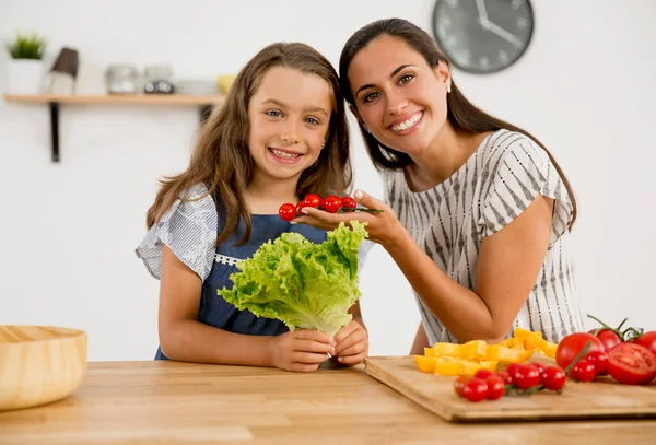 Atirar Uma Mãe Filha Divertindo Cozinha Enquanto Cozinhando Juntos — Fotografia de Stock