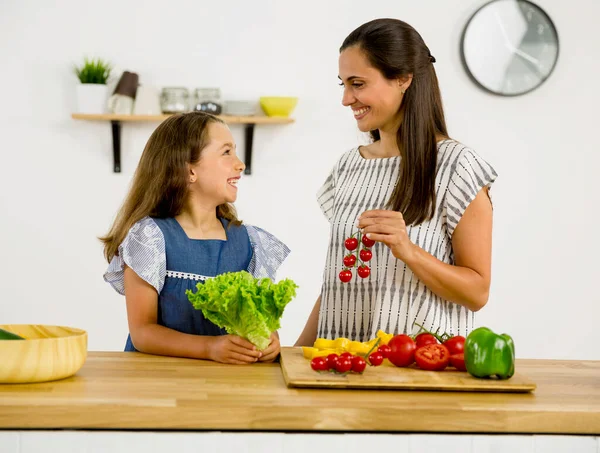 Tiro Uma Mãe Filha Divertindo Cozinha — Fotografia de Stock