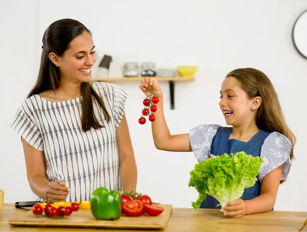 Tiro Uma Mãe Filha Divertindo Cozinha — Fotografia de Stock