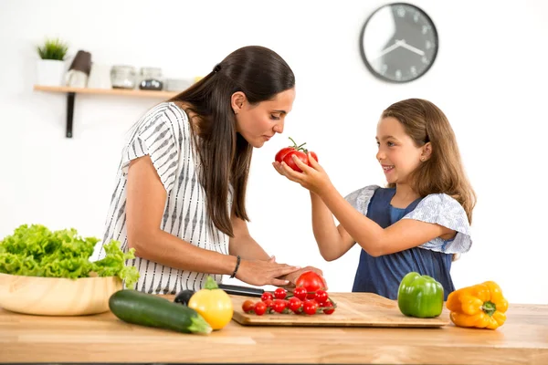 Atirar Uma Mãe Filha Divertindo Cozinha Enquanto Cozinhando Juntos — Fotografia de Stock