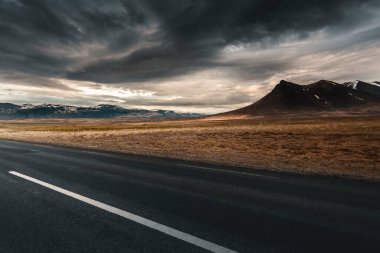 İzlanda 'nın inanılmaz manzaralarında güzel bir yol.
