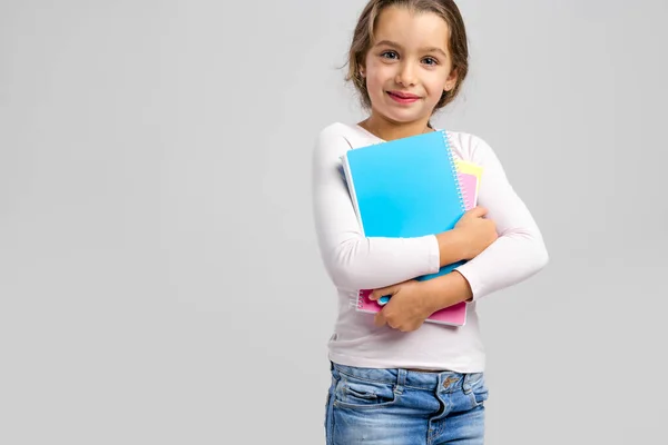 Ler Lite Student Tjej Håller Bärbara Datorer — Stockfoto