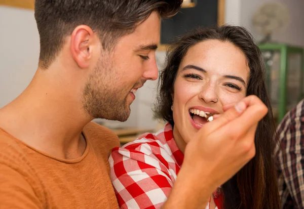 Coppia Felice Ristorante Dare Cibo Bocca — Foto Stock