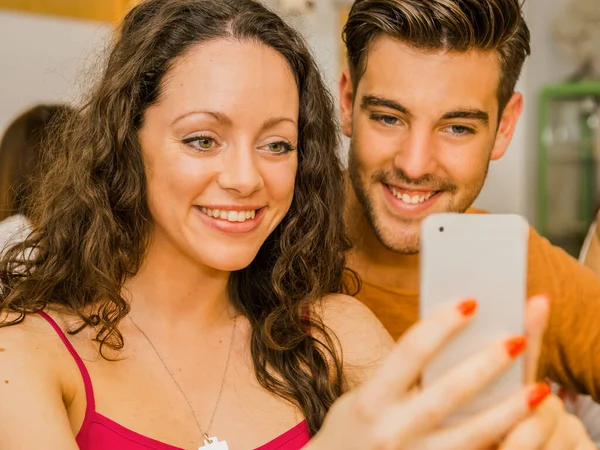 Gelukkige Paar Het Restaurant Een Selfie Maken — Stockfoto